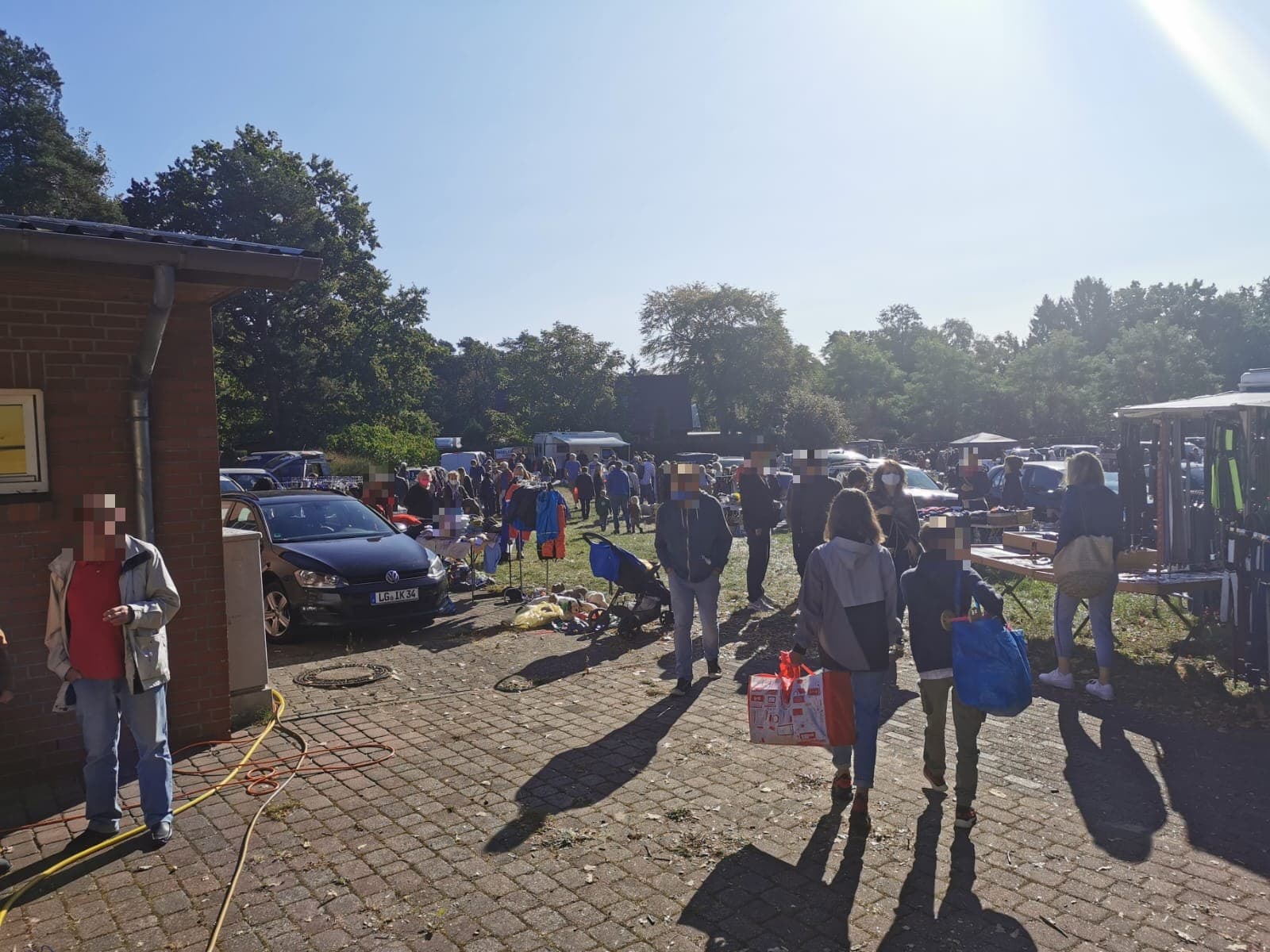 Flohmarkt Bardowick – Trödelstände und Besucher