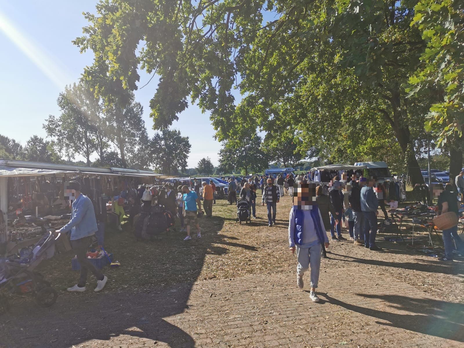 Flohmarkt Bardowick – Besucher unter Bäumen